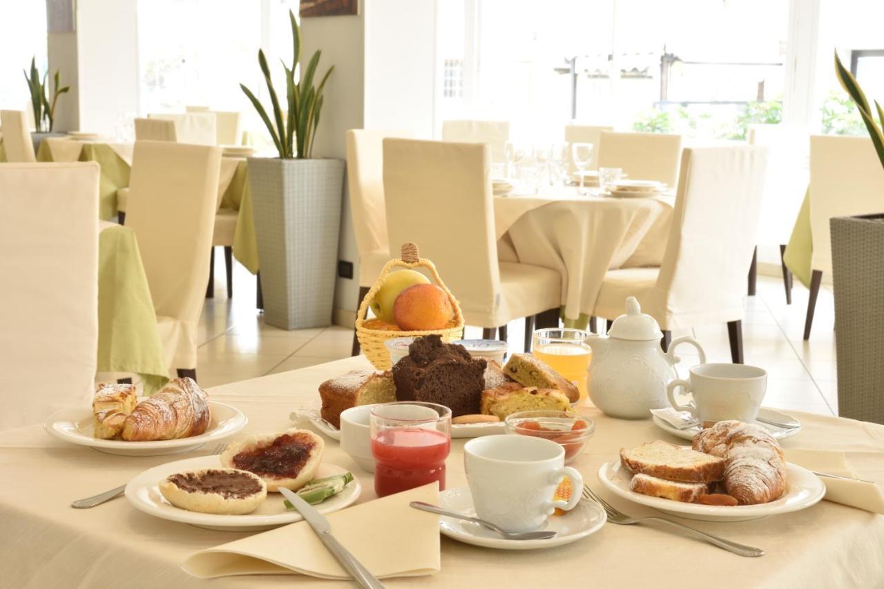 Hotel Ristorante La Marina Mhotelsgroup San Bartolomeo Al Mare Eksteriør bilde